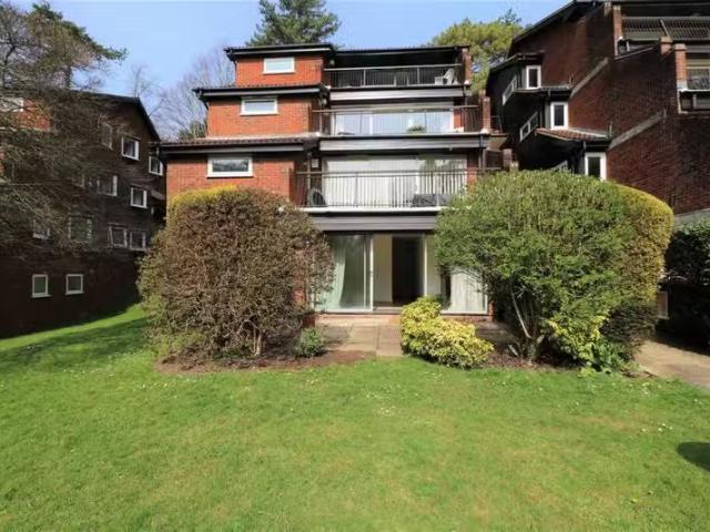 2 bedroom flat for rent in Succombs Place, Southview Road, War.