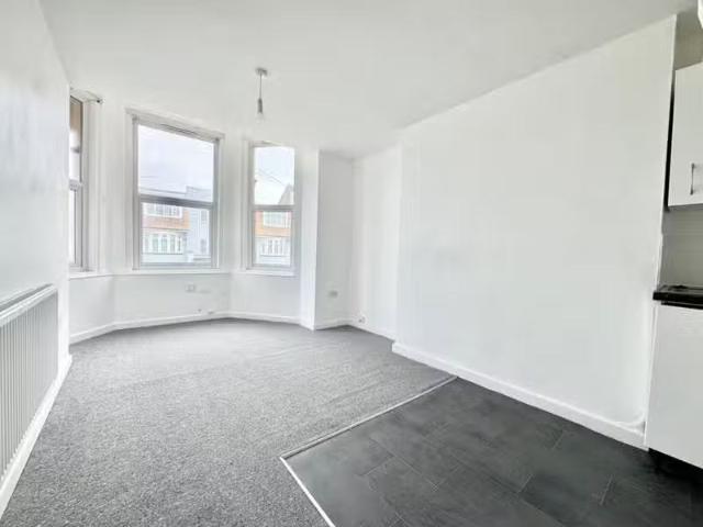 2 bedroom flat for rent in Surrey Road, Margate, Kent, CT9