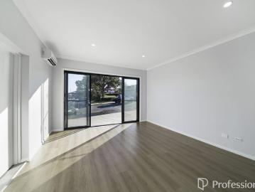2 Bedroom Flat + Garaging!