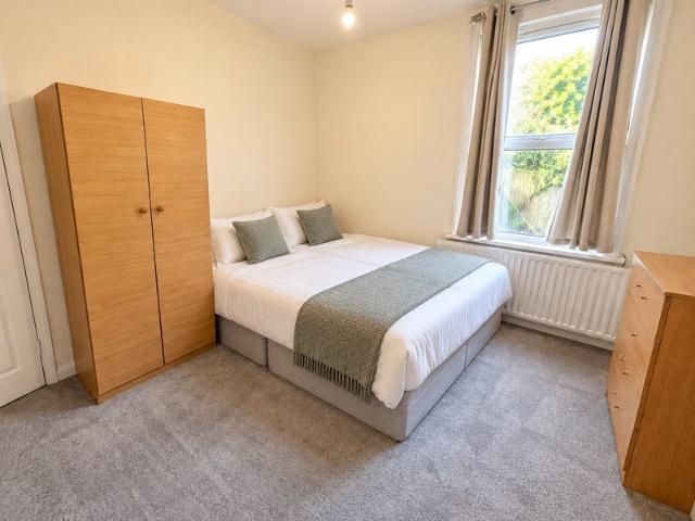 2 bedroom flat, garden, 2 min Manor Park