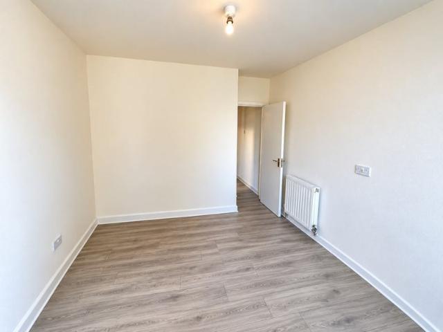 2 bedroom flat, garden, 2 min Manor Park