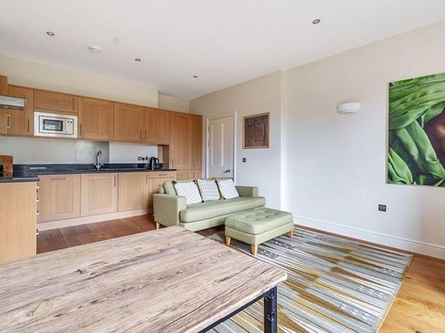 2 bedroom flat in Teddington