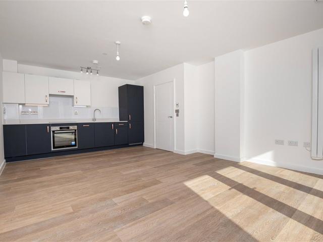 2 bedroom flat in Walton Court, Station Avenue, Walton On Thames, KT12