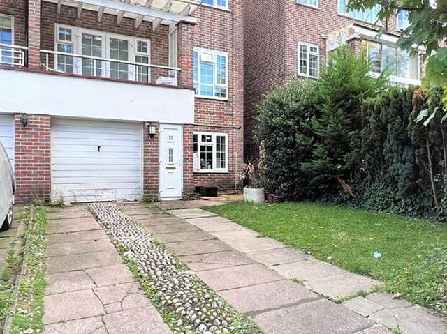 2 bedroom flat in Wembley