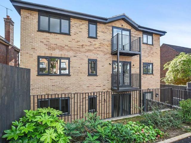 2 bedroom flat in West Wycombe Road, High Wycombe, Buckinghamshire, HP12