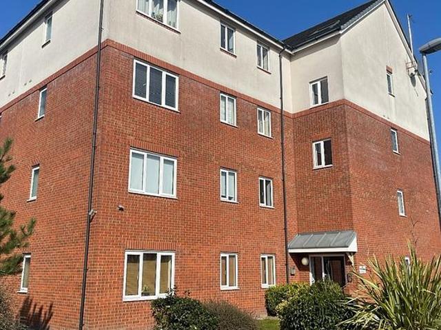 2 bedroom flat in Wirral