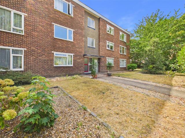2 bedroom flat in Woodlands Grove, Isleworth, Middlesex, TW7