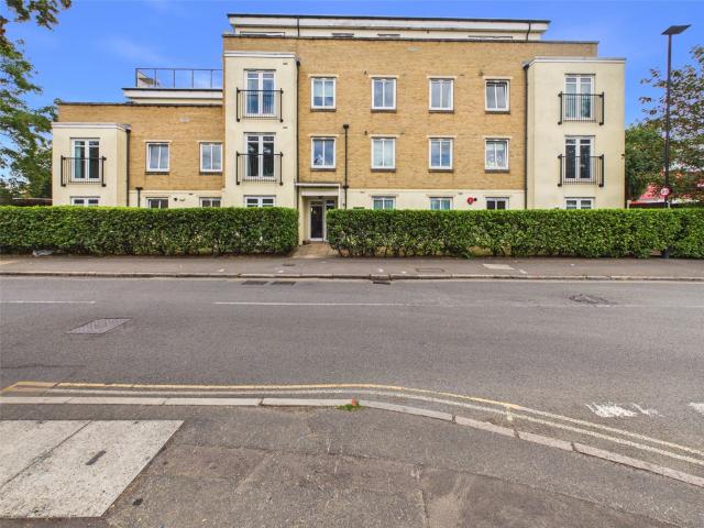 2 bedroom flat in Worton Road, Isleworth, Middlesex, TW7