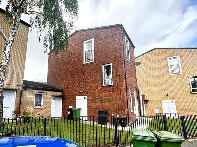 2 bedroom flat in Birkenhead