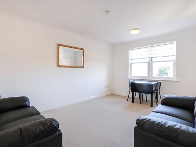 2 bedroom Flat in Blenheim Court, Reading