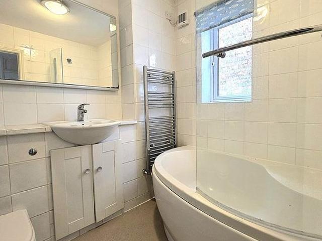 2 bedroom flat in Bromley