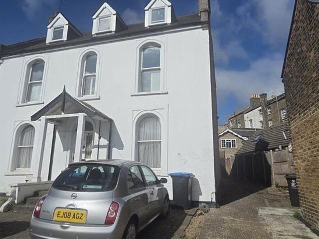 2 bedroom flat in Buckhurst Hill