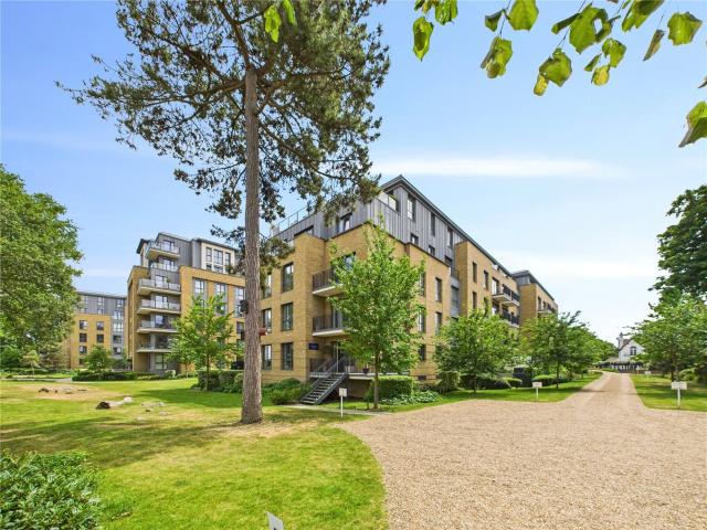 2 bedroom flat in Camera House, Pinewood Gardens, Teddington, TW11