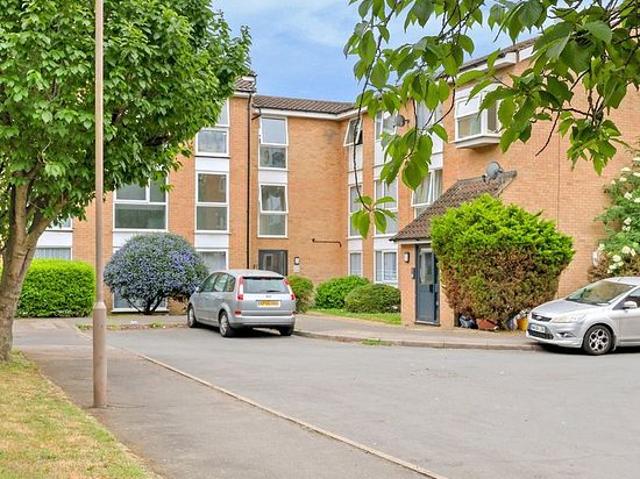 2 bedroom flat in Chigwell