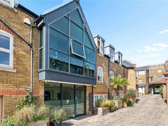 2 bedroom flat in Crown Road, St Margarets, TW1