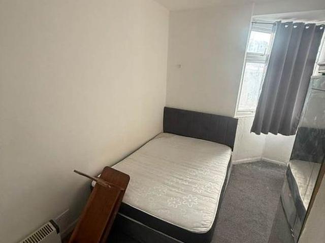 2 bedroom flat in Dagenham