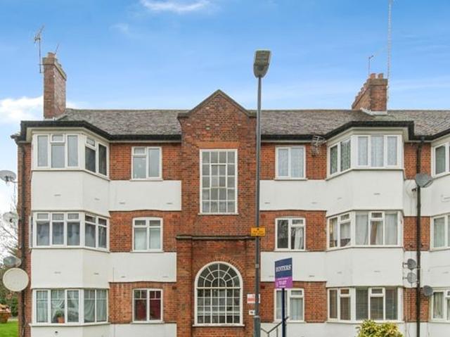 2 bedroom flat in Harrow