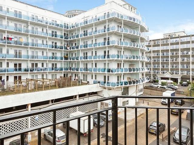 2 bedroom flat in Harrow