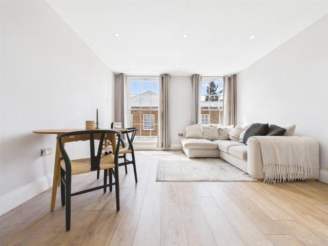 2 bedroom flat in High Street, Hampton Hill, TW12