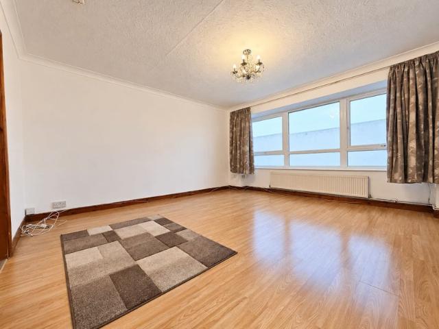 2 Bedroom Flat in IG2 – Close to Newbury Park Stat