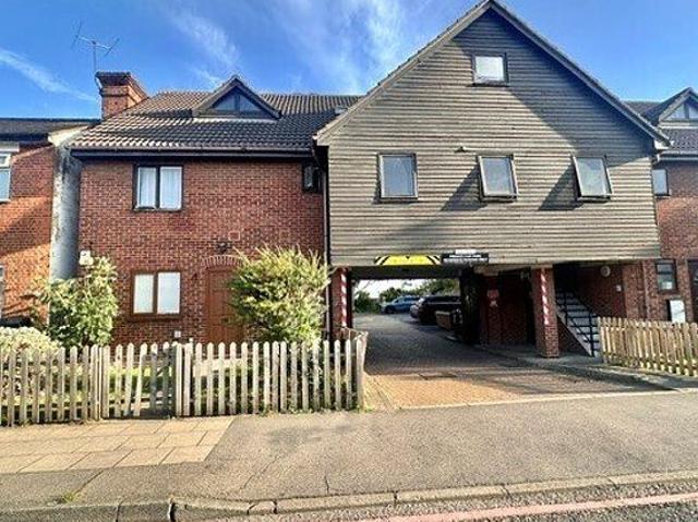 2 bedroom flat in Ilford