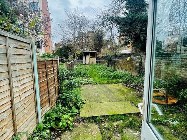 2 bedroom flat in Ilford