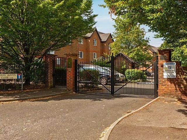 2 bedroom flat in Kingston Upon Thames