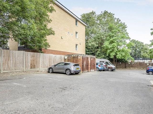 2 bedroom flat in London
