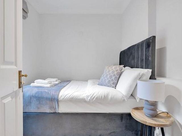 2 bedroom flat in London