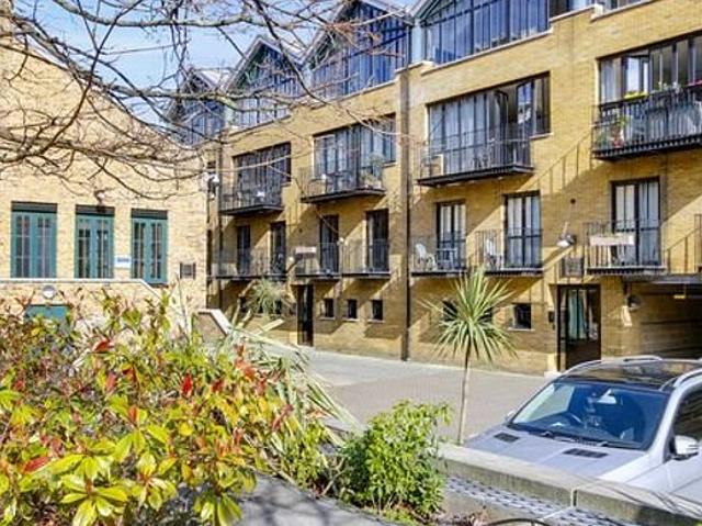 2 bedroom flat in London