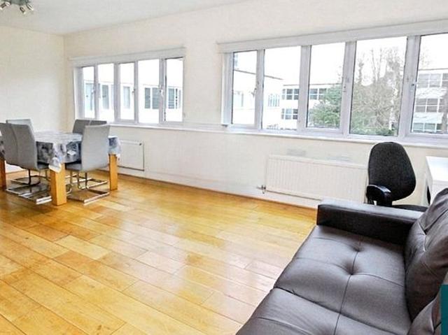 2 bedroom flat in London