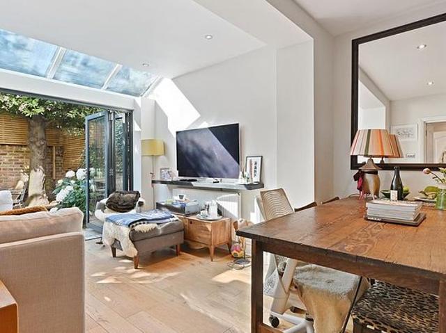 2 bedroom flat in London