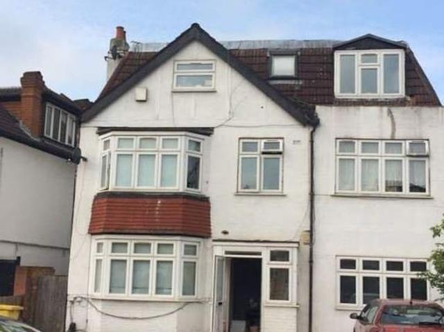 2 bedroom flat in New Malden