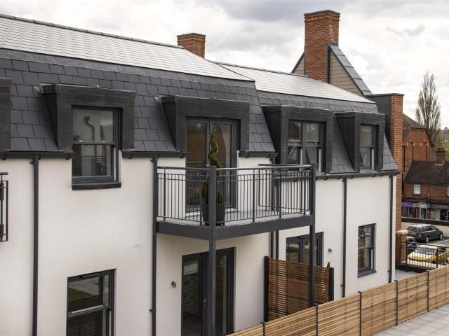 2 bedroom flat in Nightingale Walk, Farnham, GU9