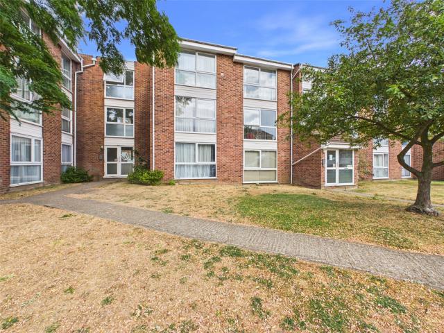 2 bedroom flat in Oakley Close, Isleworth, Middlesex, TW7