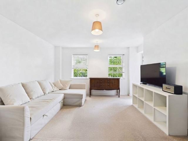 2 bedroom Flat in Peach Street, Wokingham