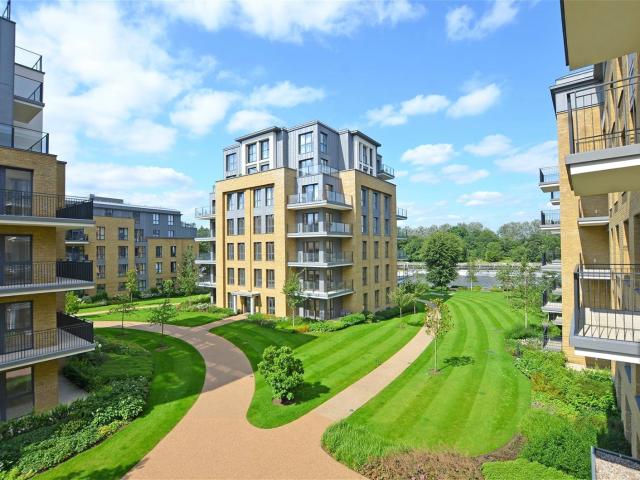 2 bedroom flat in Pinewood Gardens, Teddington, Middlesex, TW11