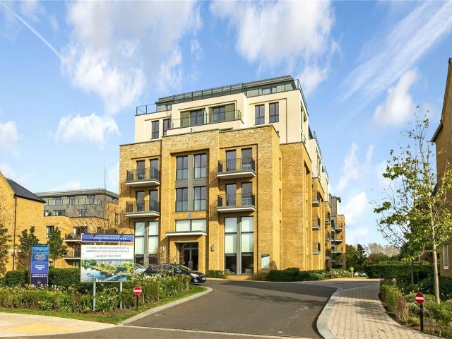 2 bedroom flat in Pinewood Gardens, Teddington, TW11