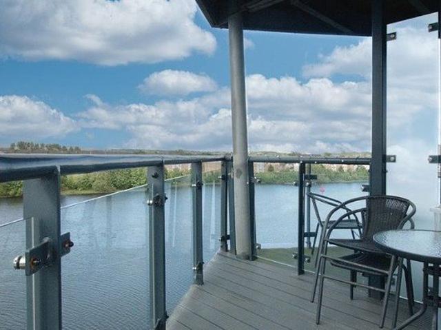 2 bedroom flat in Renfrew