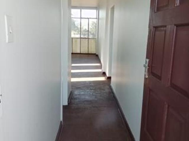 2 Bedroom Flat in Robertsham