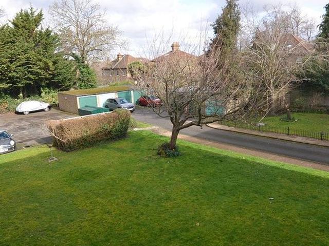 2 bedroom flat in Sidcup
