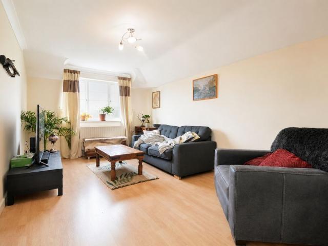2 bedroom Flat in Sylvan Court, Farnborough