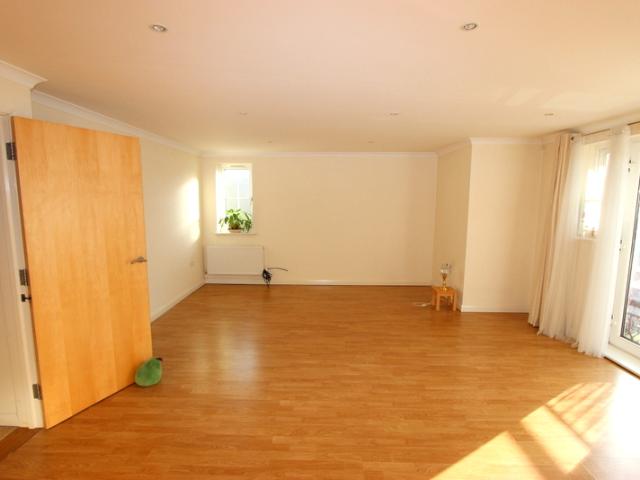 2 Bedroom Flat Let in West Purley