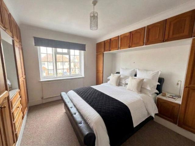 2 Bedroom Flat on Cambridge Road, Kingston, KT1
