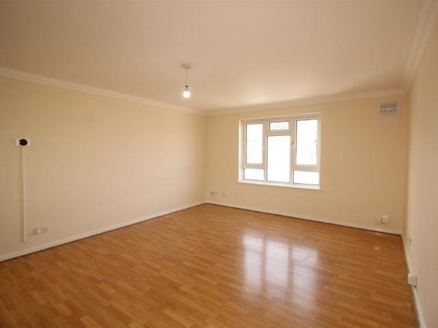 2 Bedroom Flat Purpose Built To Let