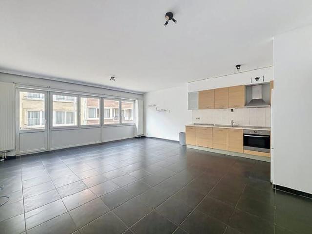 2 BEDROOM FLAT – SPACIOUS LIVING ROOM – FULLY EQUIPPED OPEN