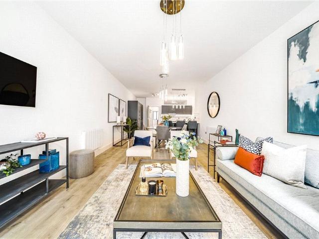 2 bedroom FlatApartment to rent in Rosemont Road, London