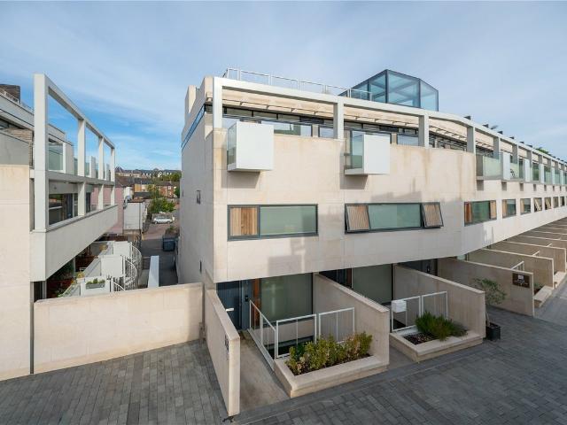 2 Bedroom flatApartment,maisonette to let in Gabriel Square, St. Albans, Hertfordshire, AL1