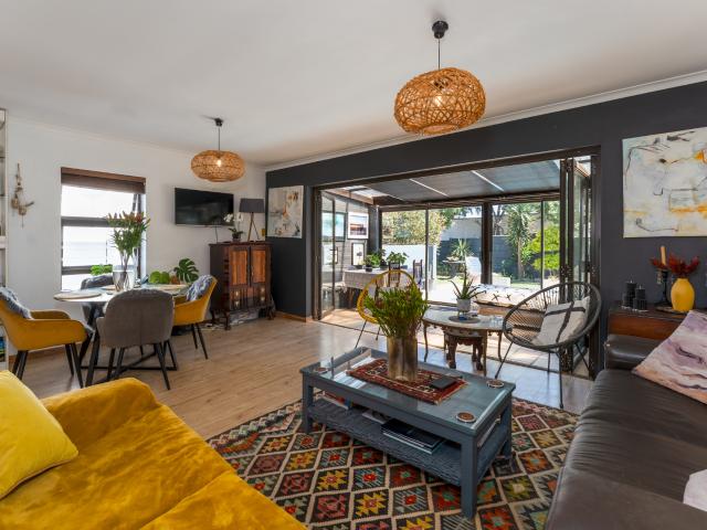 2 Bedroom Freestanding To Let in Fish Hoek