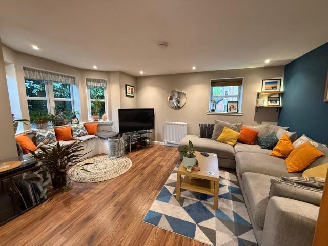 2 Bedroom Furnished Flat Free Parking